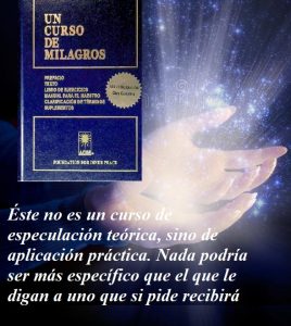 manos y libro y luces