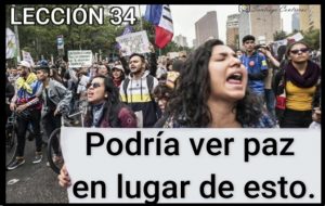 Lección 34 Ucdm Manifestación personas mujer con cartel
