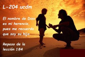 Imagen de un Padre y su hijo sombras fondo amarillo al atardecer