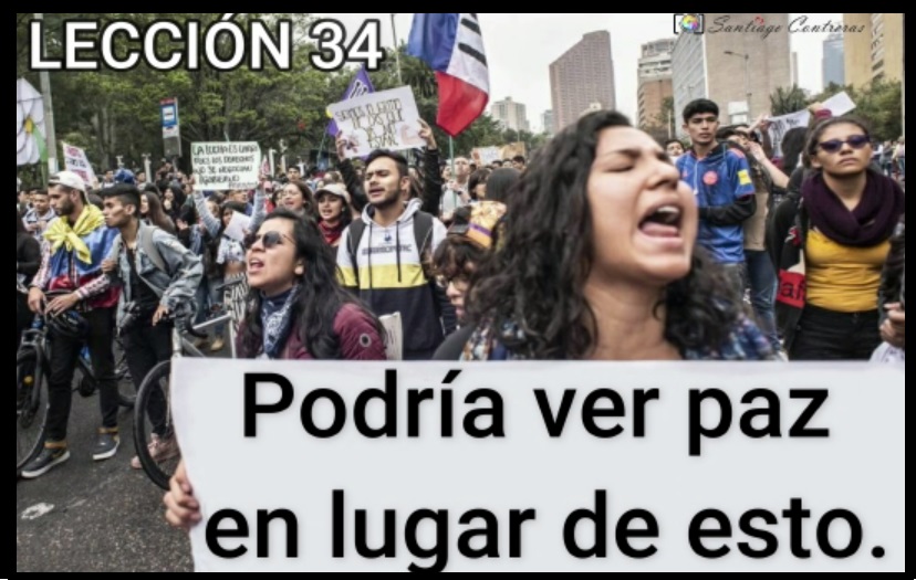 Lección 34 Ucdm Manifestación personas mujer con cartel